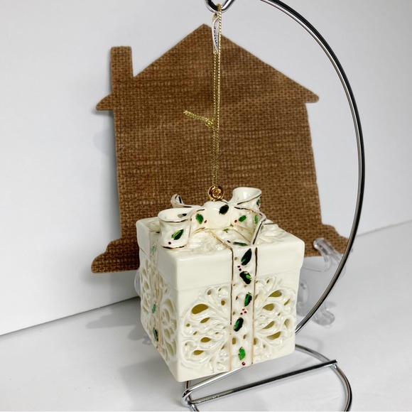 Craven Pottery Iridescent Ivory Perforated Gift Box Ornament Holly Accents NEW - Picture 8 of 9